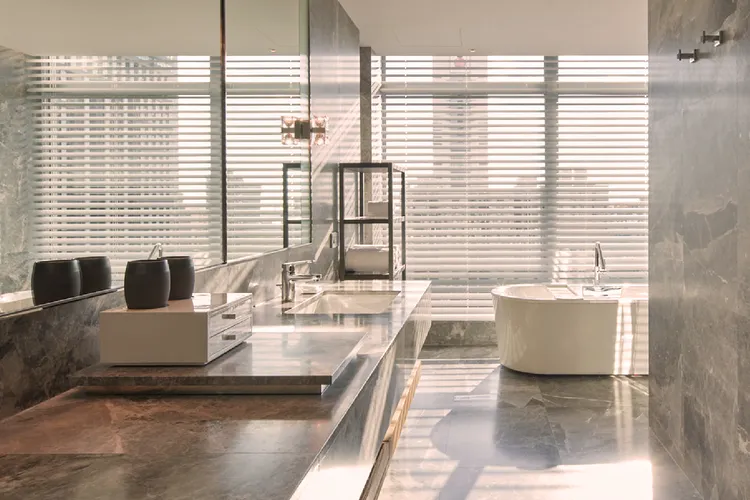 空間設計取材北美實木與安格拉灰大理石，融合自然紋理與溫潤色系，如同回歸山海懷抱的沉靜儀式。業者提供