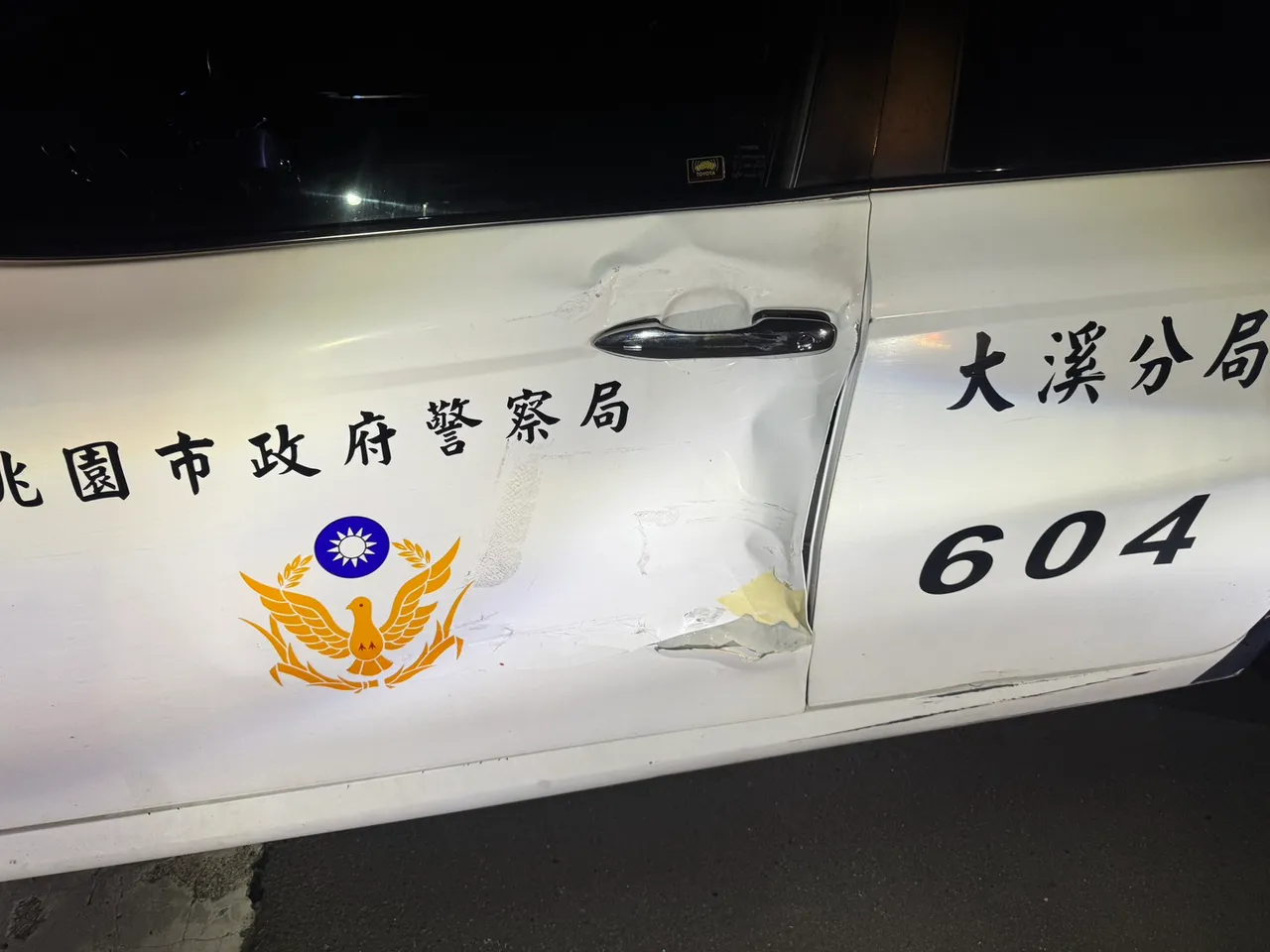 大溪分局警车遭撞。警方提供