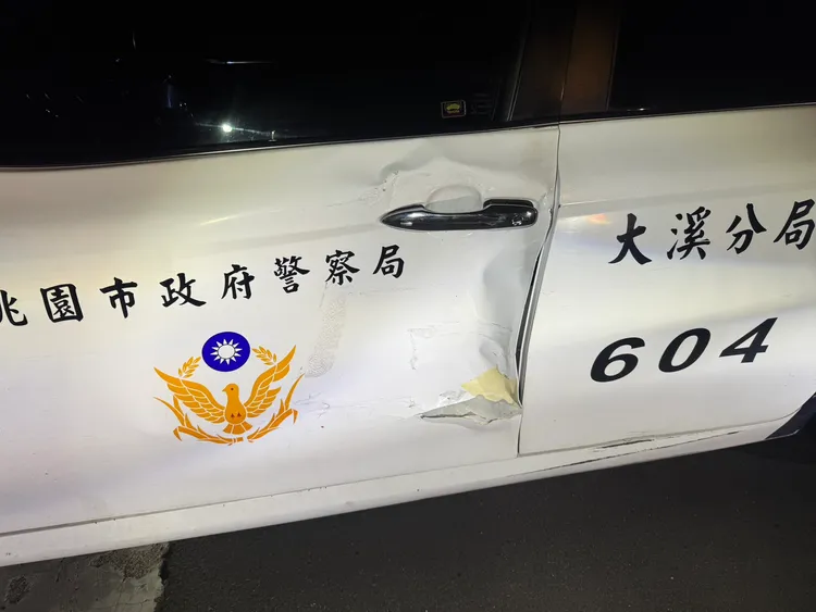 大溪分局警車遭撞。警方提供