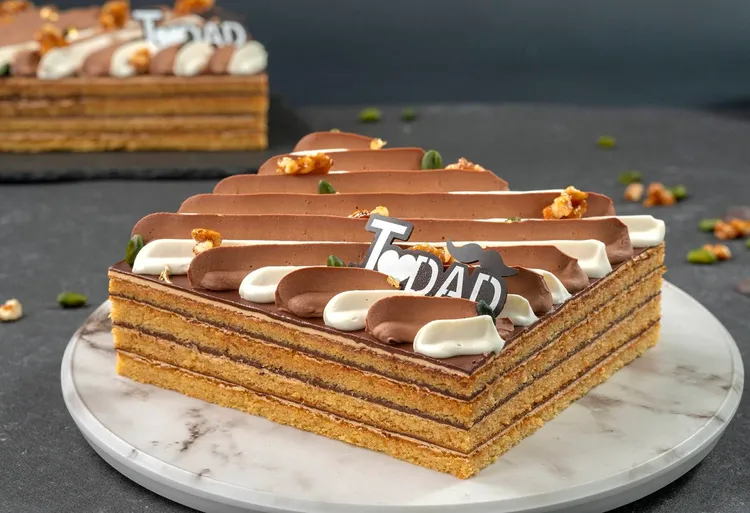 福容桃園機捷A8店「Dadlicious黑岩臻情」8吋父親節蛋糕，主打濃巧克力成熟大人味。業者提供