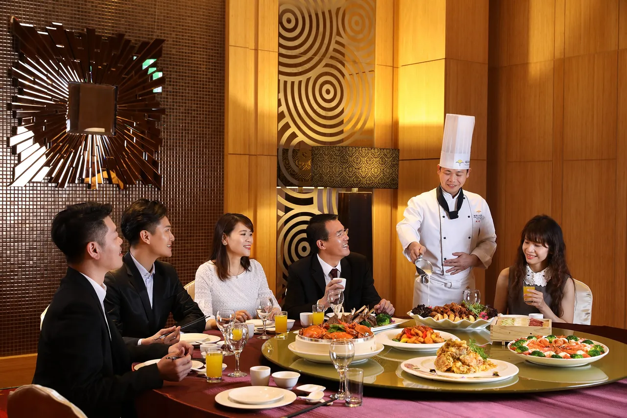 福容花莲店主厨为爸爸们精心设计六人份、十人份桌菜6800元+10%元起。业者提供