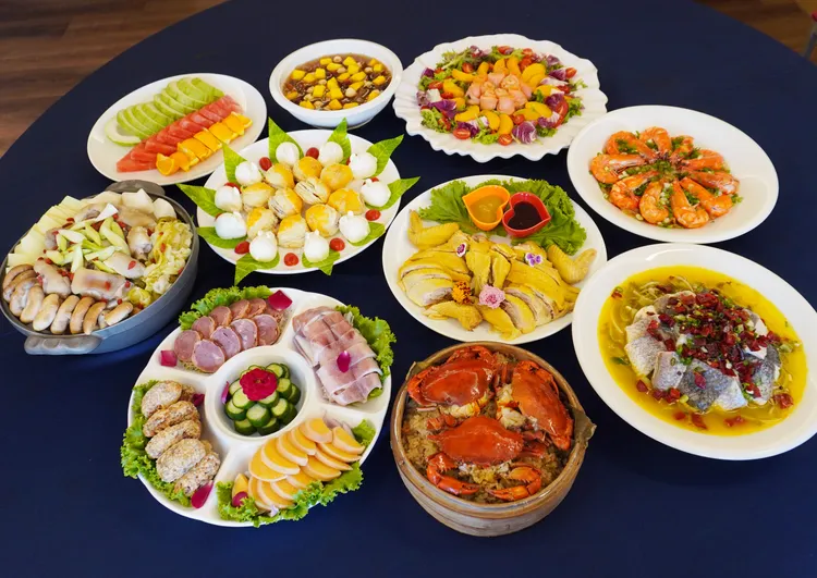 福容高雄店父親節犒賞爸爸，餐飲優惠特別推出「金饌饗宴」十道澎湃佳餚桌菜每桌1萬元+10%起。業者提供