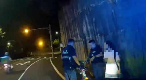 學生妹深夜騎單車卡上波 南港警憂她安危「警車護送返校」