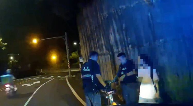 學生妹深夜騎單車卡上波　南港警憂她安危「警車護送返校」