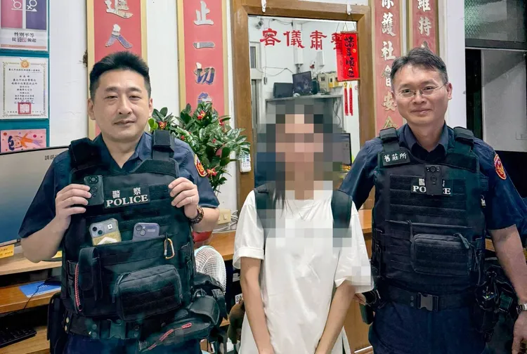 警方護送學生妹返校。警方提供