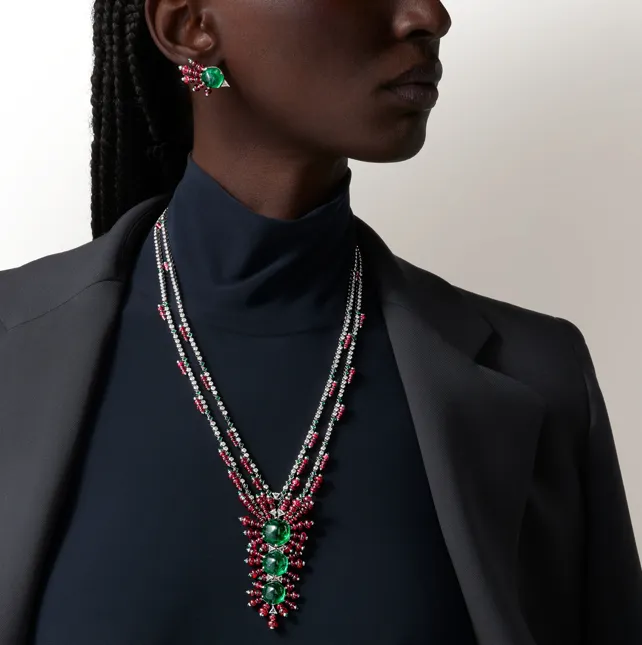 HIDAKA項鍊和耳環。品牌提供