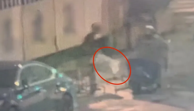 3嫌分工合作，由2人進入行竊1人把風，接著用機車載運，行動敏捷快速。翻攝畫面