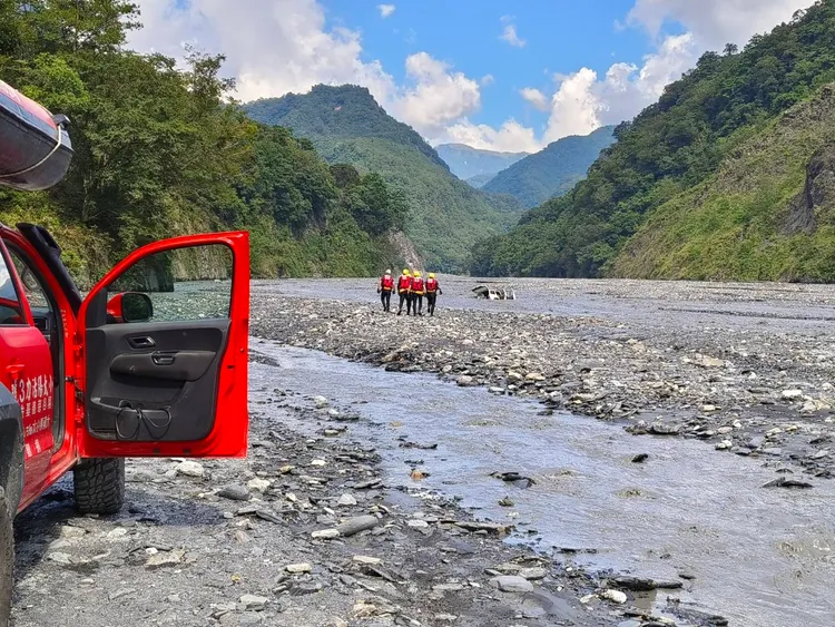 3輛吉普車昨天農曆7月「鬼門開」闖入萬大溪溯溪，1名駕駛不幸陷入泥砂中死亡。民眾提供
