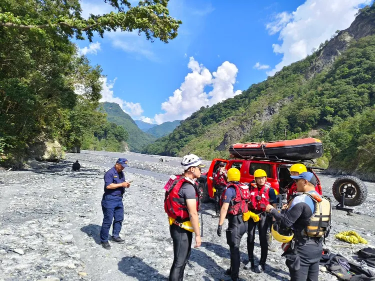 警消出動多人救援。民眾提供