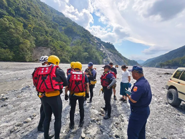 吉普車硬闖南投萬大溪溯溪時卡在溪流中，警消出動多人搜救，但駕駛仍陷入泥沙慘死。民眾提供