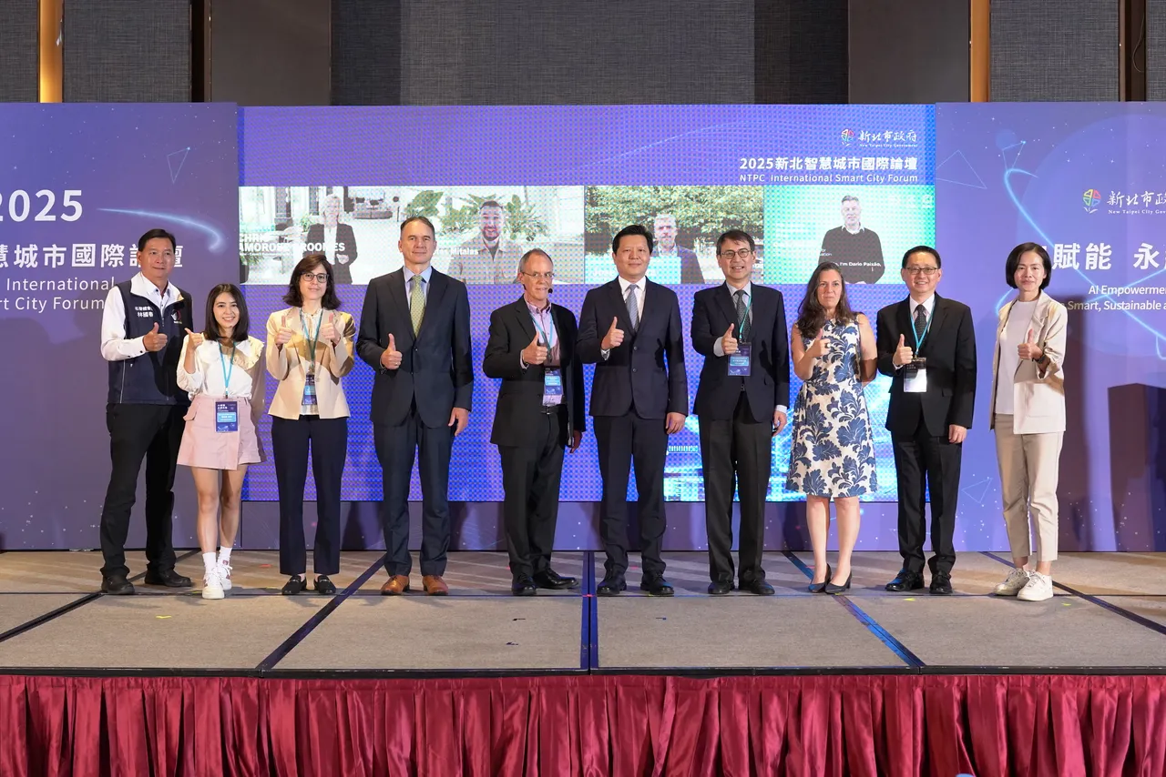 新北智慧城市國際論壇邀請國外城市代表以影片分享城市智慧智理經驗,包含美國都柏林市長Chris Amorose Groomes(左一)、立陶宛維爾紐斯市副市長Vytautas Mitalas(左二、西班牙拉斯羅薩斯市副市長José Cabrera(左三)、巴西古里提巴市經濟發展與創新局執行長Dario Paixão(左四)。新北市府提供