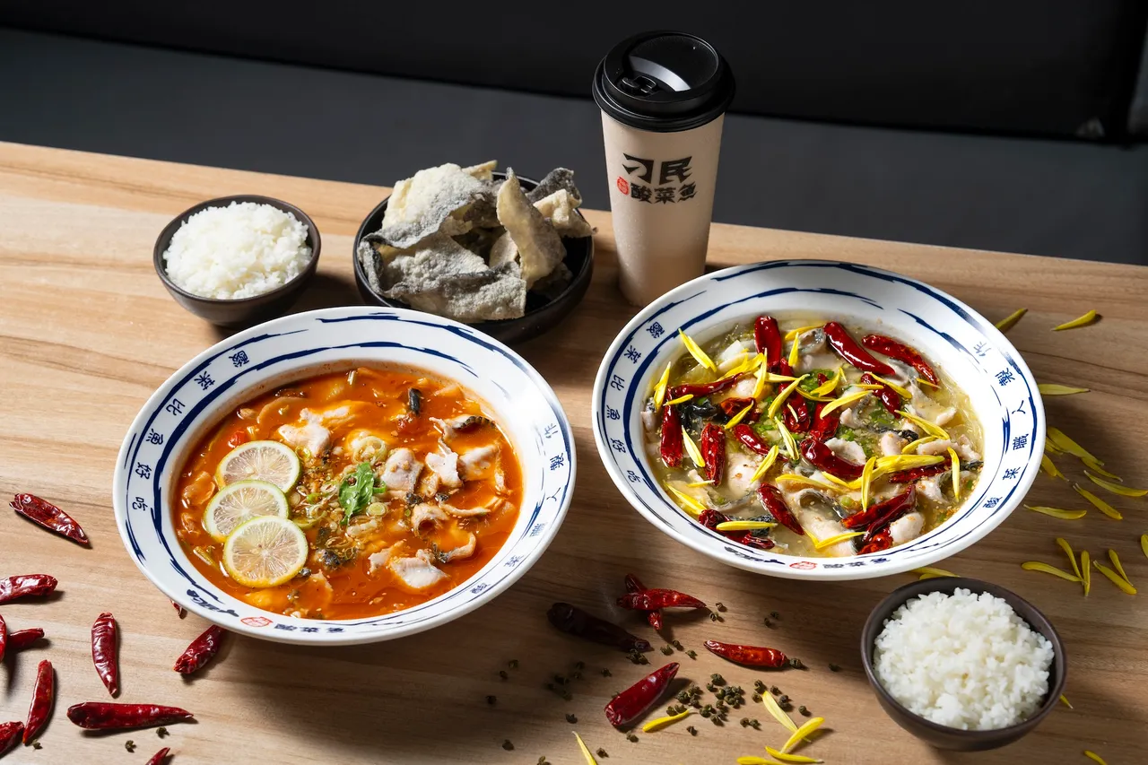 双人聪明点餐法,主餐各一份、白饭两碗、奶茶一杯、鱼皮一份,加起来不用千元。业者提供