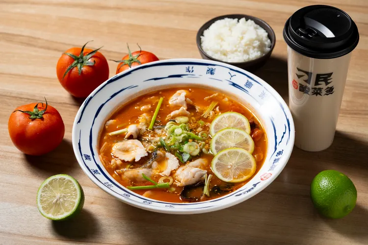 不辣的「初戀酸菜魚」也推出個人獨享份量，內用、外帶與外送皆有。業者提供