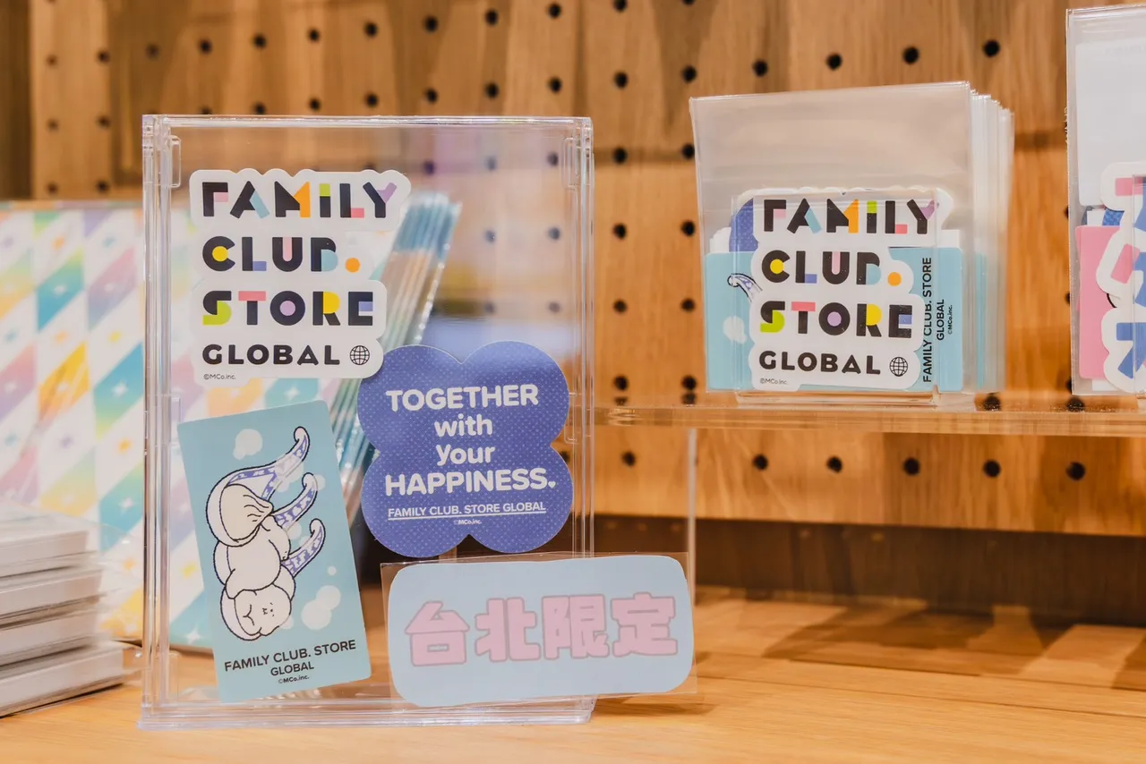 「FAMILY CLUB.STORE GLOBAL 台北」特别推出限定款小笼包贴纸。大鸿艺术BIG ART提供
