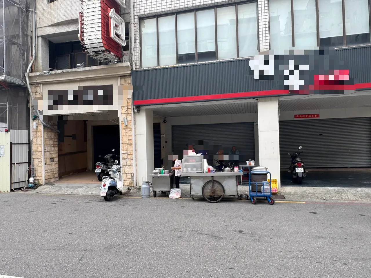 李男被逮,仍不忘这份古早味蛋饼。翻摄画面