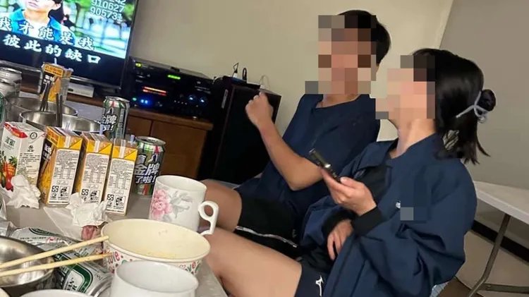 該名女下士曾應邀至東沙指揮部交誼廳聊天。翻攝自記者爆料網