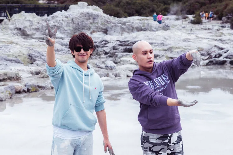 陳柏霖、黃宣。出去一下提供