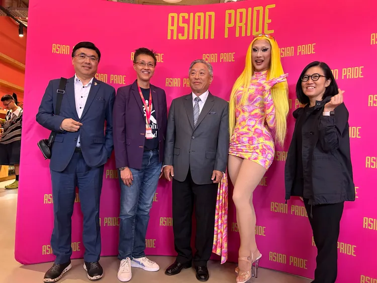 駐荷蘭代表處大使田中光（右3）、巴文中心主任胡晴舫（右1）、亞洲驕傲協會與妮妃雅（右2）合影。阿姆斯特丹亞洲驕傲協會提供