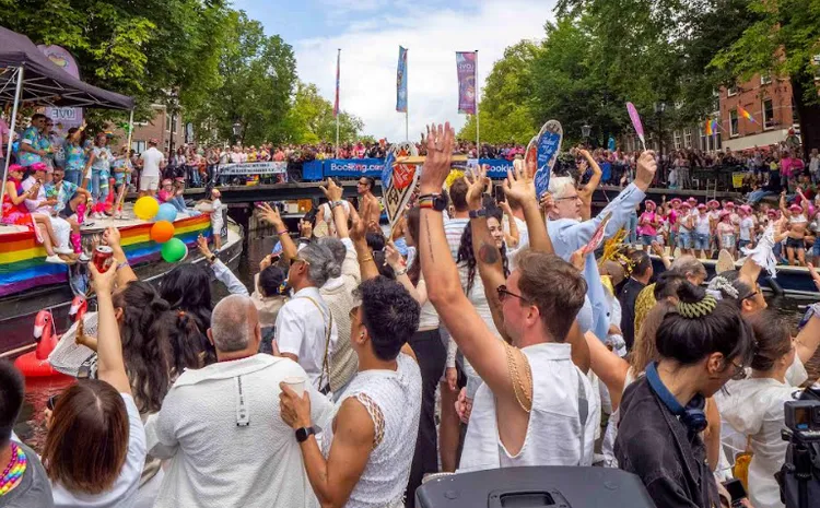 活動吸引超過50萬人朝聖，河岸擠滿觀眾，荷蘭國營電視台全程直播盛況。文化部提供