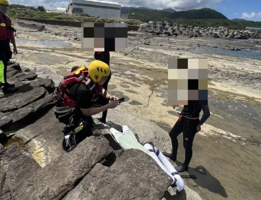 2女貢寮戲水遭浪捲走 消防馳援「自己游回來了!」