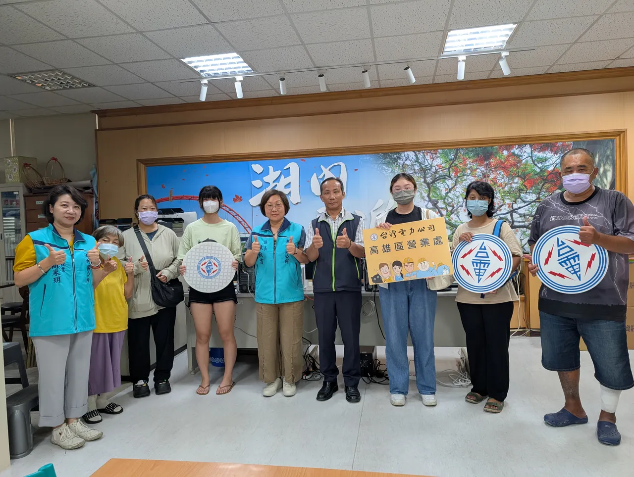 湖内区公所区长陈秋霞(左5)很感谢台电愿意抛砖引玉,帮助弱势。高雄区处提供