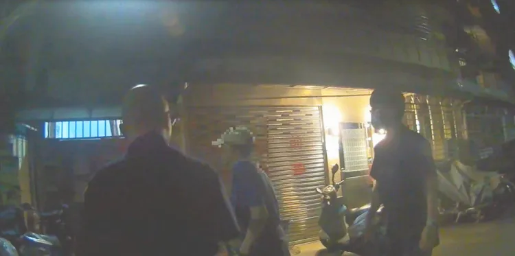 警方護送老翁返家。警方提供