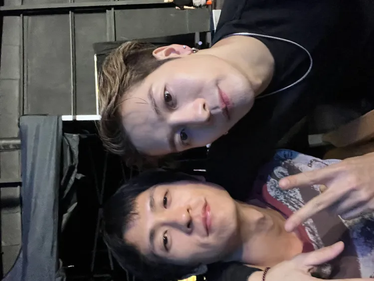 石知田（左）很欣賞王嘉爾。百澤娛樂提供