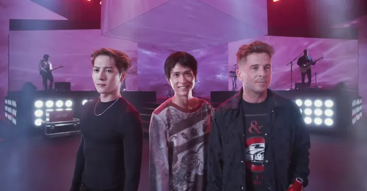 石知田（中）與王嘉爾（左）、萊恩泰德一起拍廣告。翻攝百威廣告