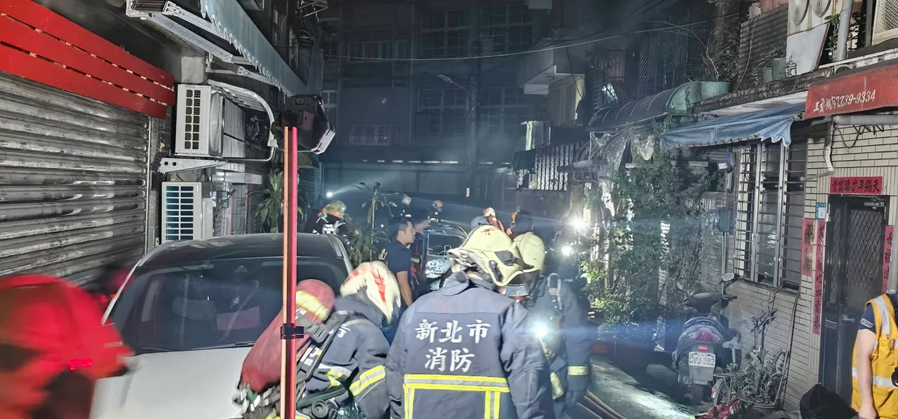 警消到场灌救。警方提供