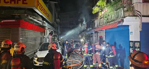 新店火燒車波及民宅8人送醫 疑縱火!63歲駕駛行蹤成謎