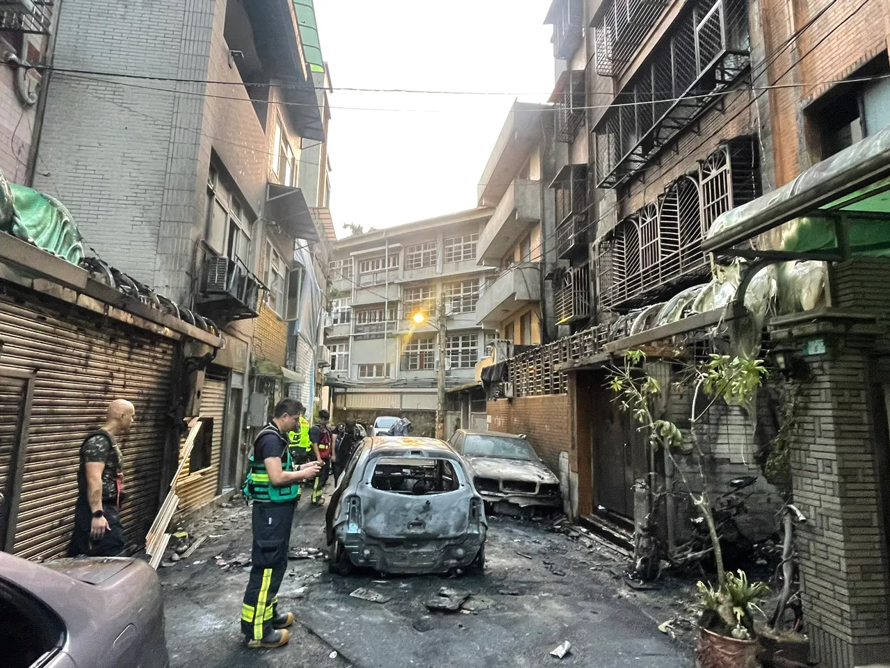 新北市新店区行政街巷弄,今凌晨一辆汽车起火燃烧,火势延烧到一处民宅2楼及3楼。翻摄画面