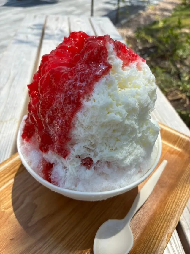 日本冰室館販售的草莓牛奶冰，價格為會場第2貴。翻攝自X @piyo2_expo2025