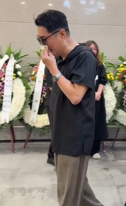 黃安送別老友悲傷捩淚。翻攝黃安微博