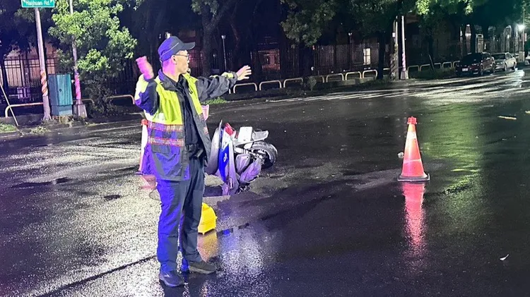 轄區員警到場處理，指揮交通並將人孔蓋復位。民眾提供