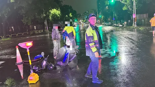 超痛!楊柳過境大雨高雄人孔蓋位移 6旬婦騎車「卡洞」慘摔