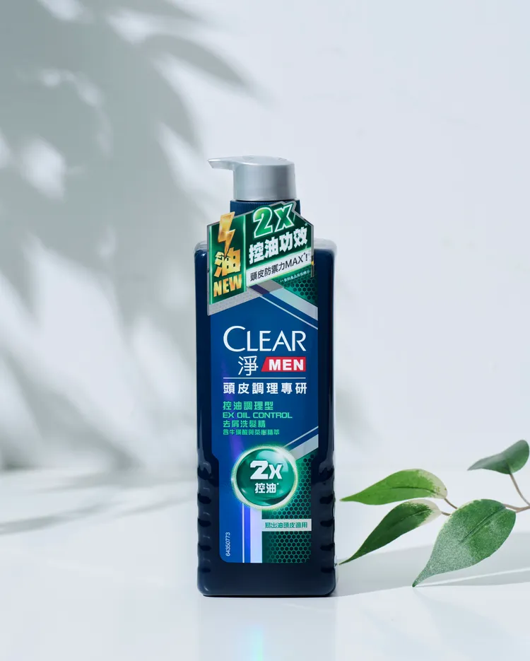 勁能藍瓶「控油調理型」讓頭皮清爽無負擔。