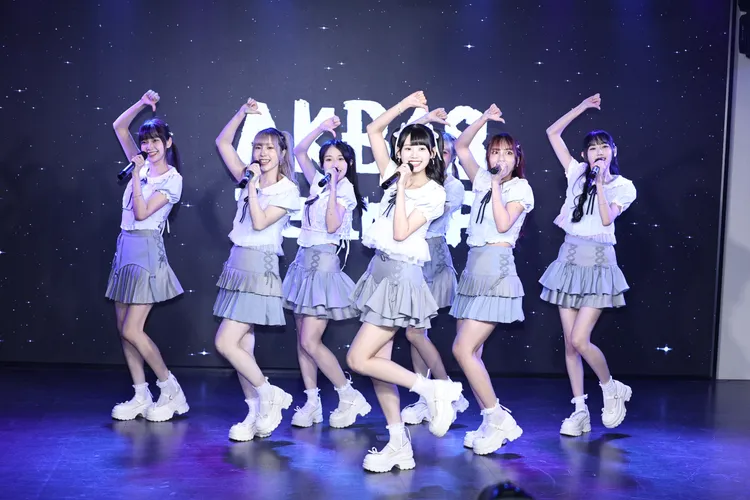 AKB48 Team TP在記者會上載歌載舞。彭欣偉攝