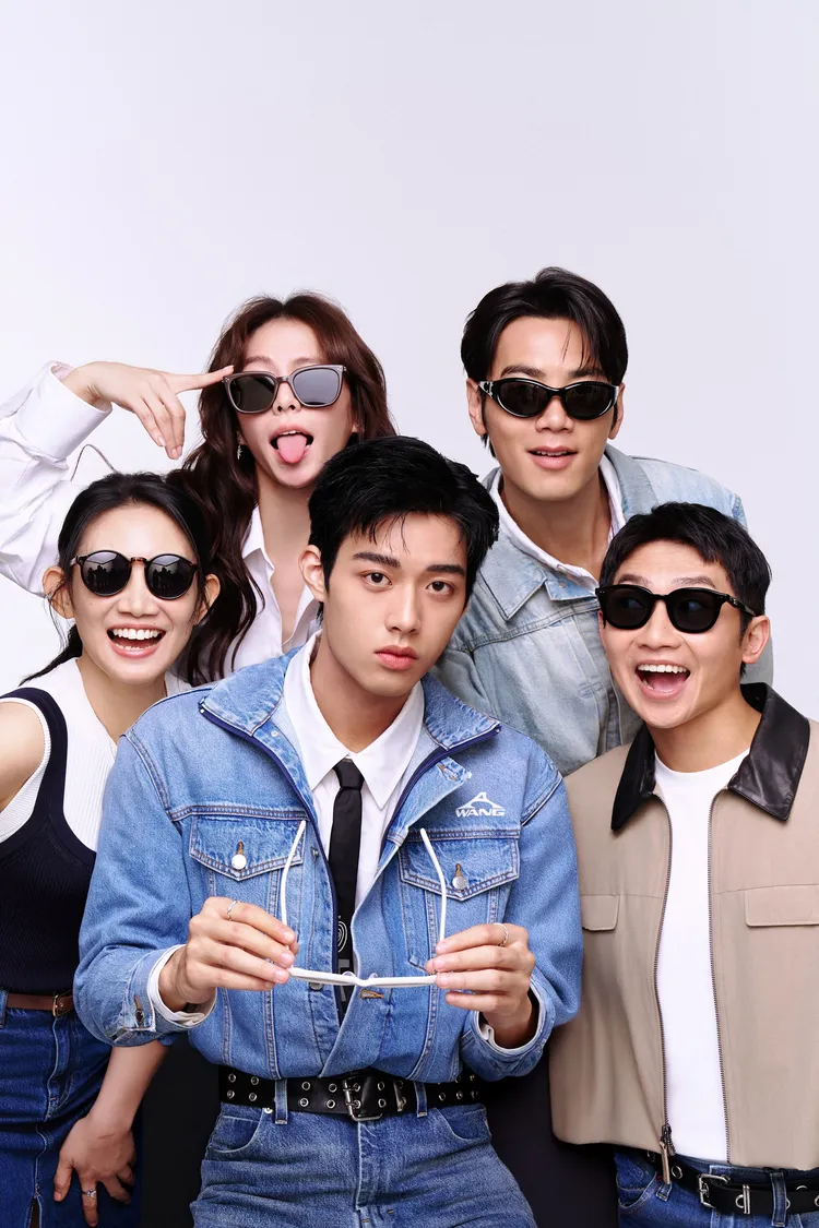 季凡立（中）與學長姐蔡昌憲（右起逆時針）、禾浩辰、宋芸樺、吳奕蓉。快樂成長娛樂提供