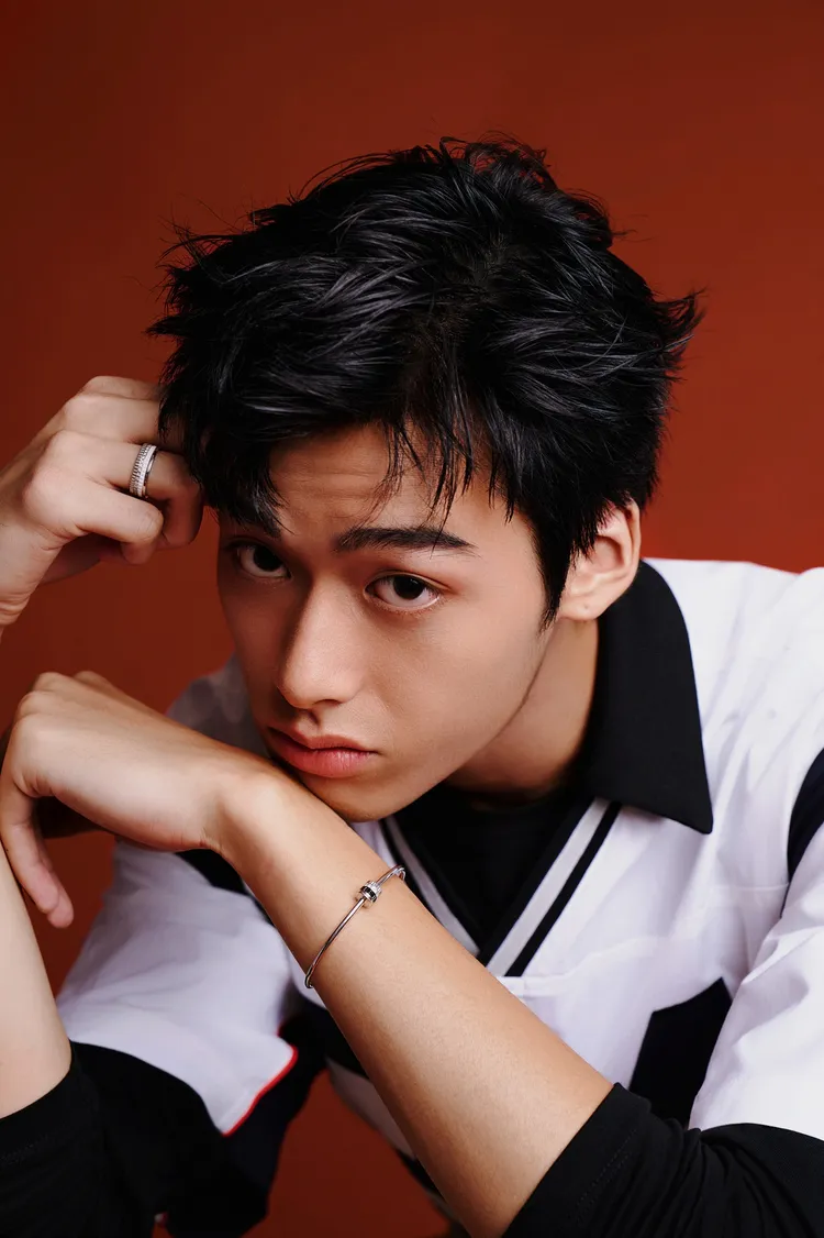 季凡立是萬中選一的新星。快樂成長娛樂提供