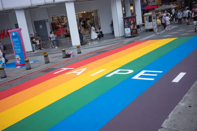 觀傳局近日將西門町知名地標「6號彩虹Rainbow Six」重新彩繪，10月同志驕傲月期間也將推出「Color Taipei」系列活動。台北市政府提供