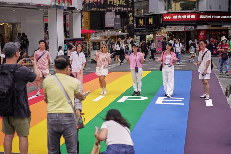 西門町「6號彩虹Rainbow Six」8月9日以亮麗新貌迎接國內外旅客，以及將在10月登場的同志遊行。台北市政府提供