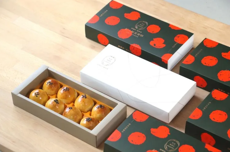 陳耀訓蛋黃酥因口感品質不穩定及價格單顆破百元，讓網友質疑「蛋黃酥界的愛馬仕」是否跌落神壇了？翻攝自臉書粉專「陳耀訓·麵包埠Yoshi Bakery」