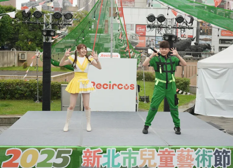 為了呈現頻道更多元的內容，李岳（右）看遍了DC全系列電影、動畫。本人提供