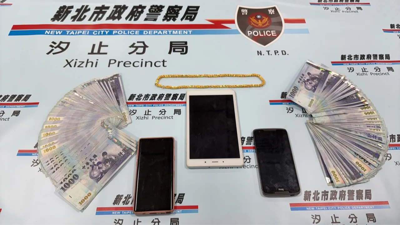 警方扣得詹男使用的手机与变卖16万元所得等赃证物。翻摄画面
