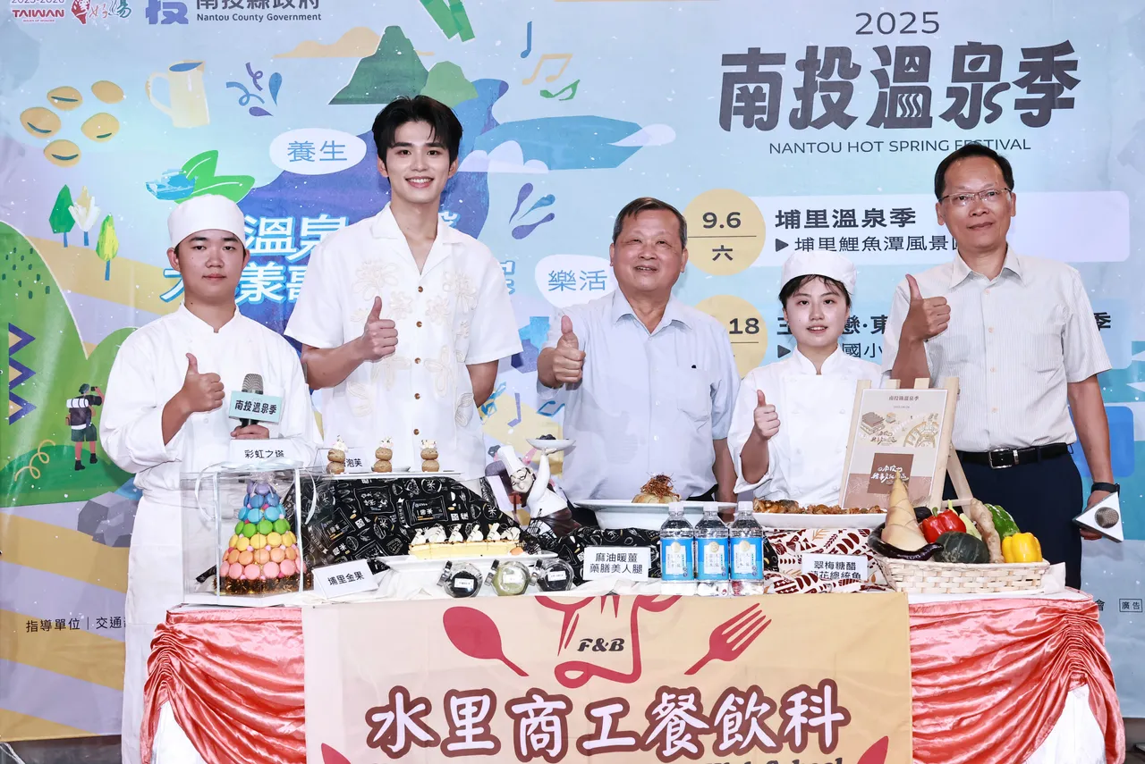 南投副县长王瑞德(中)、活动大使王品澔(左)与水里商工餐饮管理科共同介绍南投在地料理。南投县政府提供
