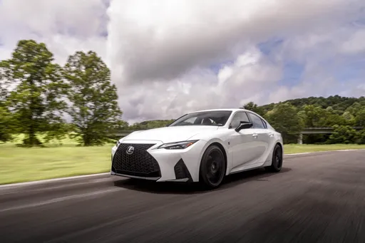 Lexus IS虽将停产 但IS 300h混合动力版预计「续命」到2026年