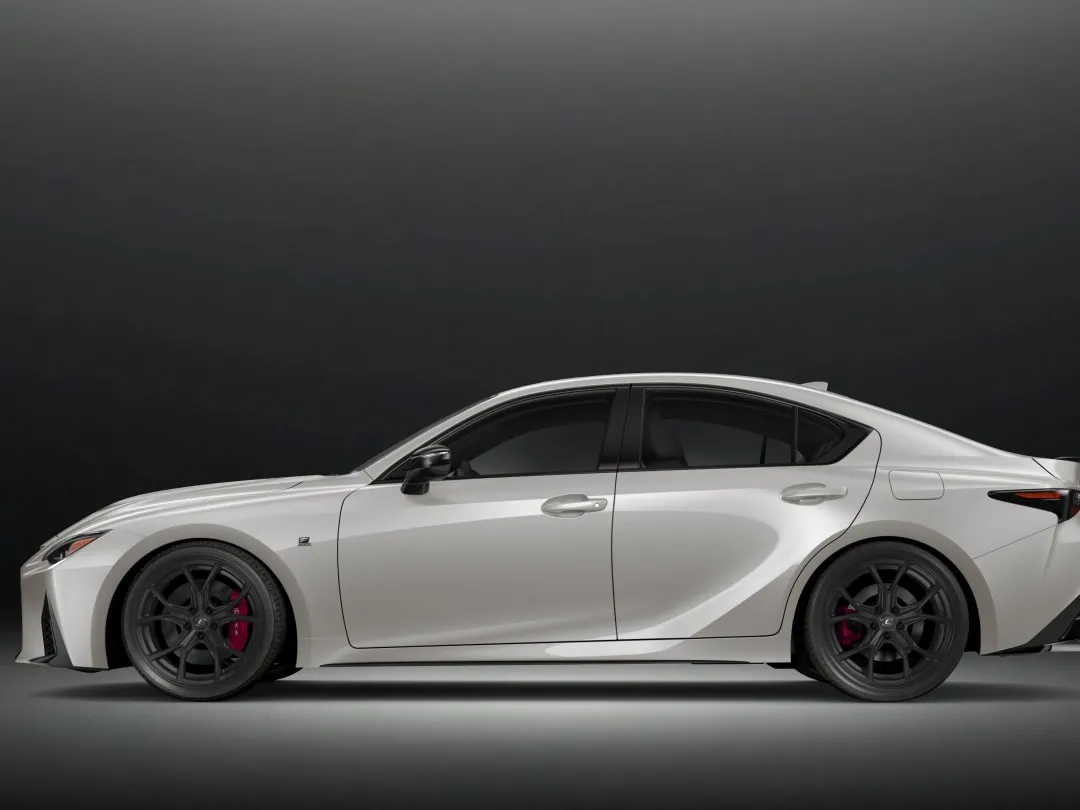 LEXUS选择保留IS 300h,也透露出品牌在电动转型期不忘产品主力战略调整,也不希望直接让经典车系走向空白回厂状态。原厂照片