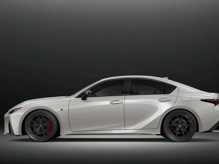 LEXUS選擇保留IS 300h，也透露出品牌在電動轉型期不忘產品主力戰略調整，也不希望直接讓經典車系走向空白回廠狀態。原廠照片