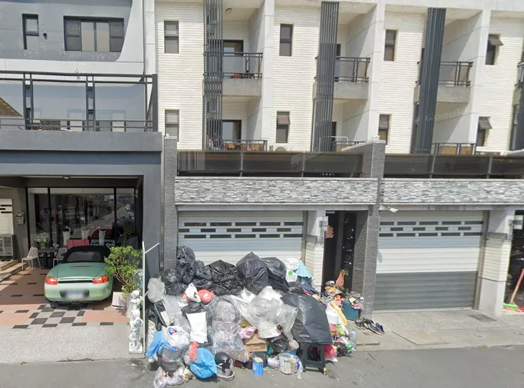 一旁的民宿生意大受影響，遊客看到google街景圖，根本不敢訂房入住。取自google map