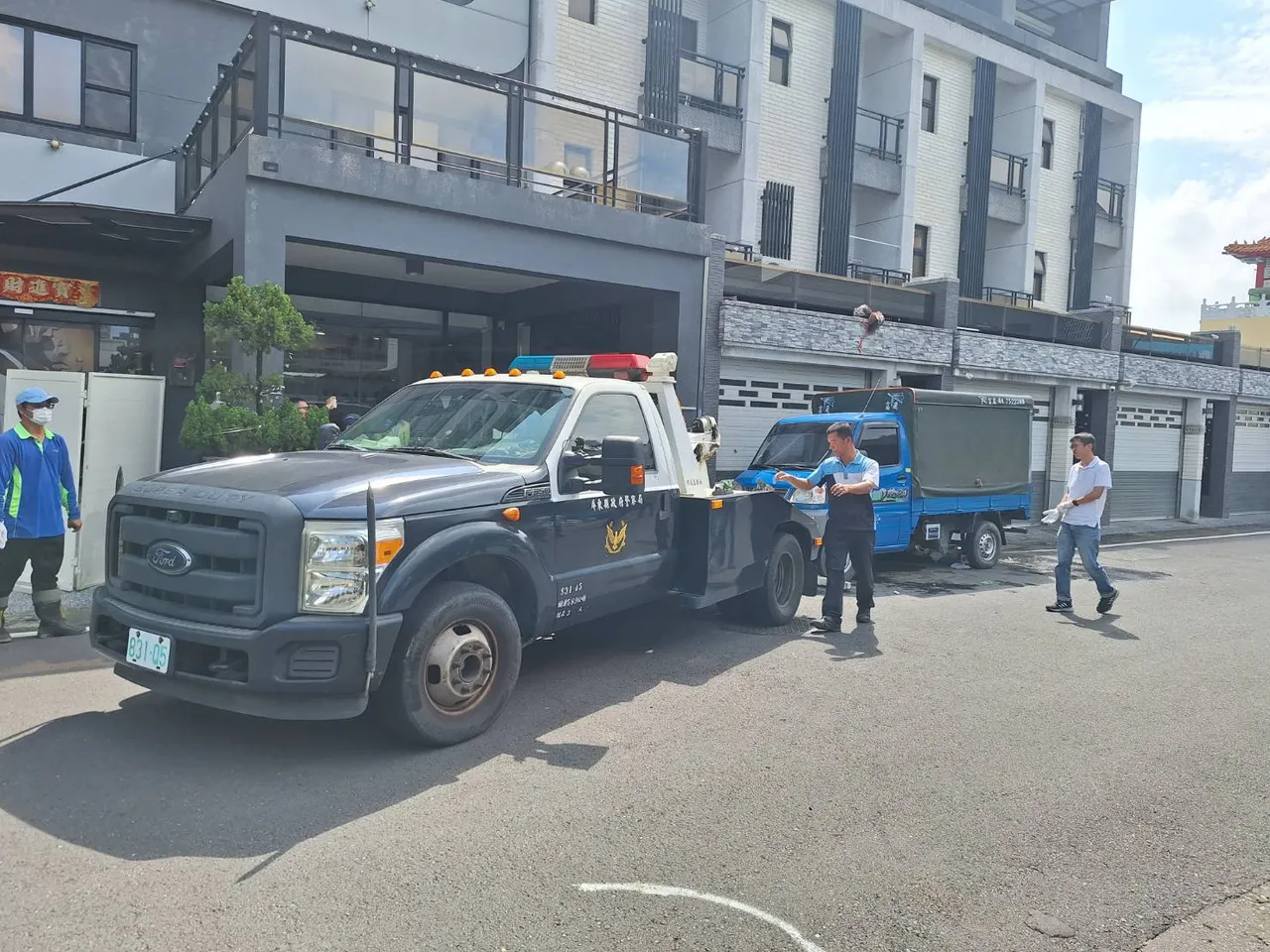 区公所与警方合力将脏乱现场清理完毕,但屋主母亲仍然故我,被罚钱也不改恶习。东港镇公所提供
